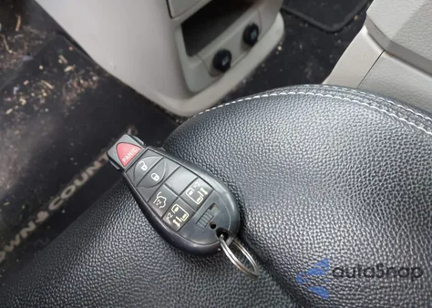 2014 Chrysler Town & Country Touring z USA, uszkodzony, nr VIN 2C4RC1BG8ER124755